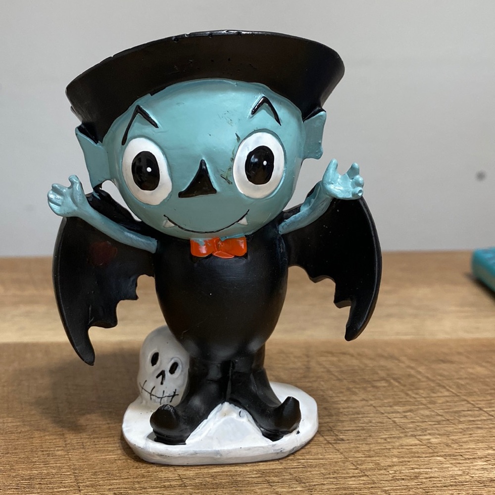 Vampire with skull Halloween figurine 4 inches tall